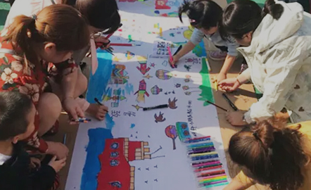 A mobile "graffiti wall"  Unleash children's creativity